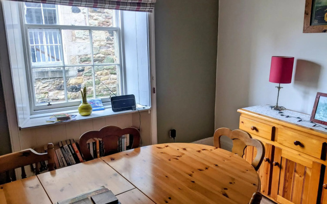 Craigowen - 4 Bed Maisonette on Historic High Street