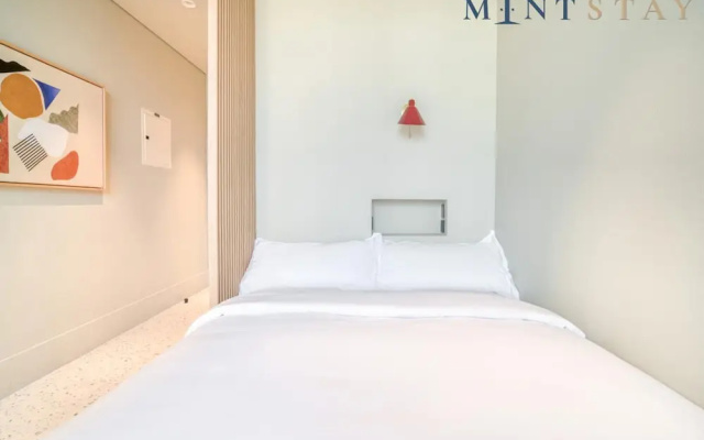 Chic Studio w Panoramic Burj Khalifa Views