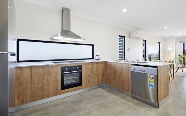 DAYDREAM Spcaious & Comfortable with Water Views