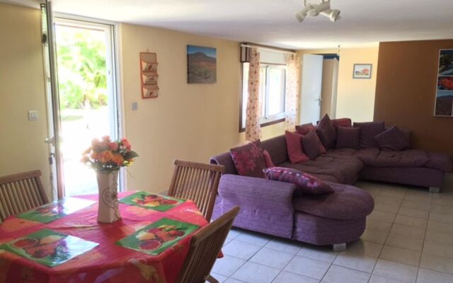 Apartment With 2 Bedrooms in Etang-salé les Hauts, With Enclosed Garde