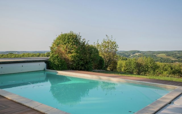 Beautiful Holiday Home in Mauroux with Swimming Pool