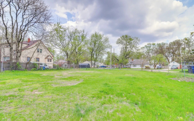 7 Mi to Downtown Toledo: Pet-friendly Apartment