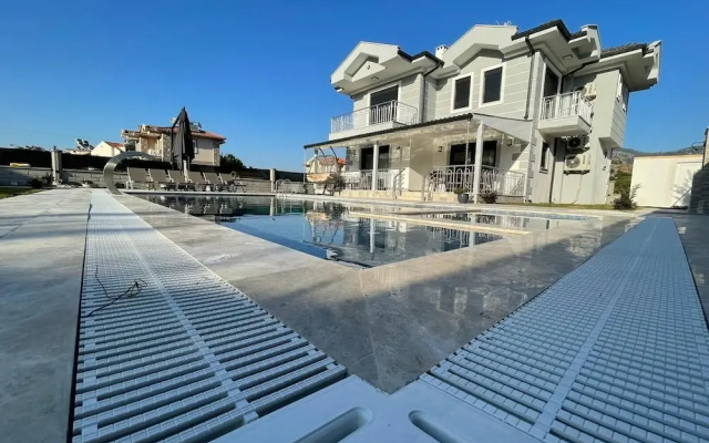 Inviting 4-bed Villa Lina With lux Pool