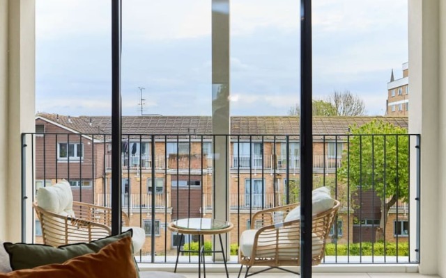 The Brondesbury Hideaway - Stylish 3bdr Flat With Balcony Parking