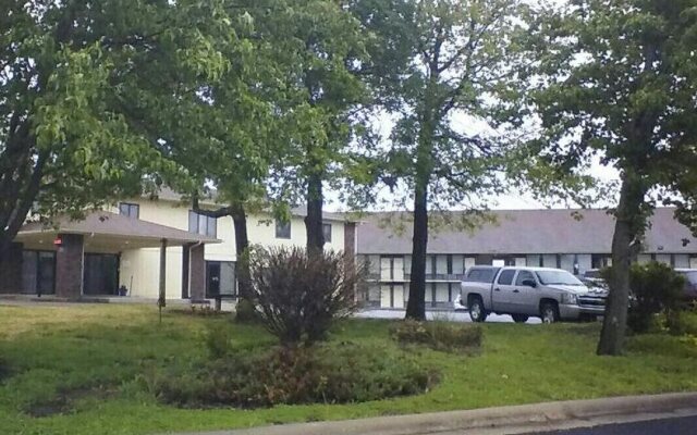 Branson Royal Inn & Suites