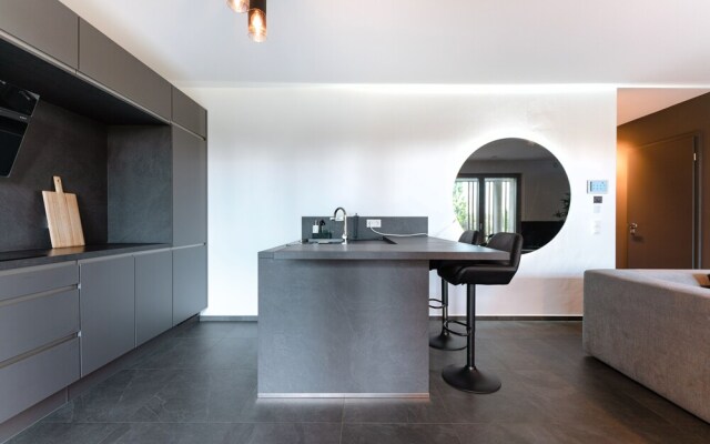 Stylish 1BR Apt w Balc Cloche dOr