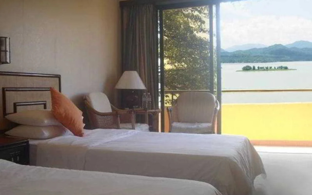 East Lake Hotel