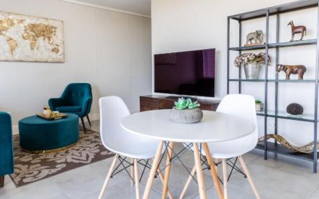 Blou Inn - Century City