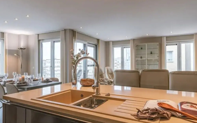 Spacious Apartment With Lateral sea View