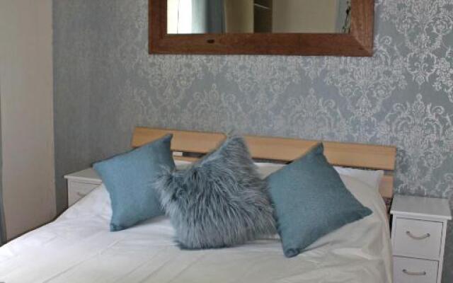 Large Balcony Apartment - Town & Races -2 Dbl Beds