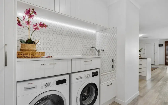 3-bed Haven With Balcony and Bbq, 5-min to Beach