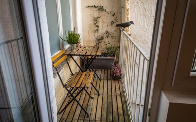 Super Central Studio Apartment - With Balcony