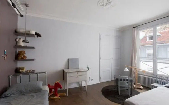 Class and Elegance: Parisian Apartment