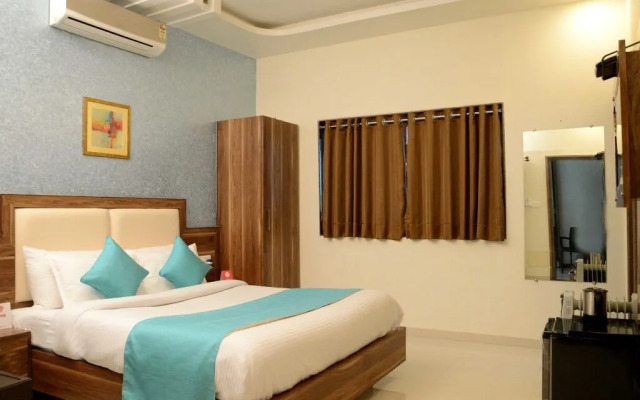 OYO 3422 Hotel Golden Berry