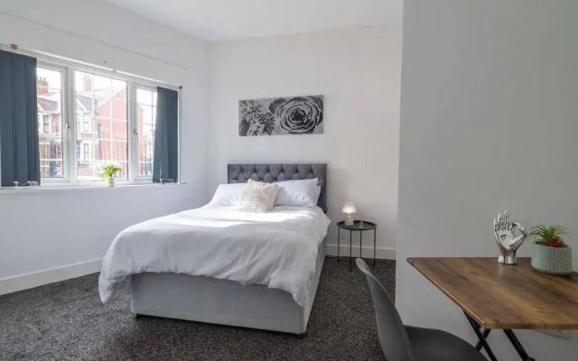 Lovely 13-bed House in Coventry