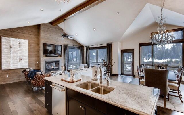 New Luxury 3bdr Townhome/stunning Decor, Mountain Views 3 Bedroom Townhouse by RedAwning