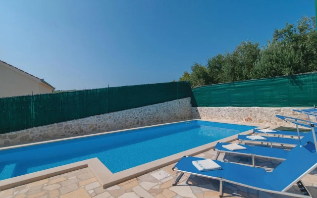 Stunning Home in Rogac With Wifi and 4 Bedrooms