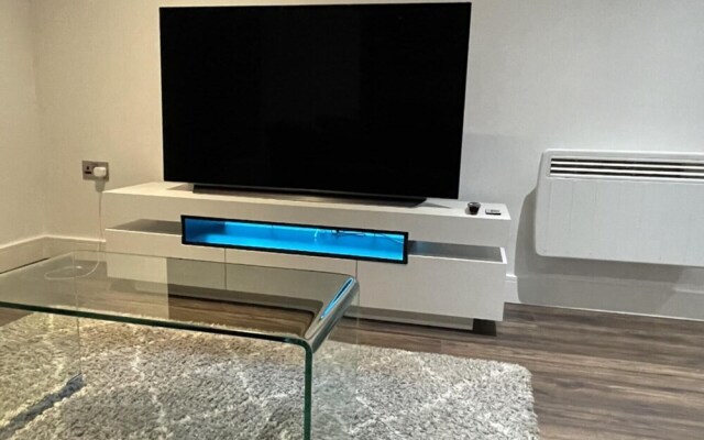 Luxury 1-bedroom Apartment With Free Parking