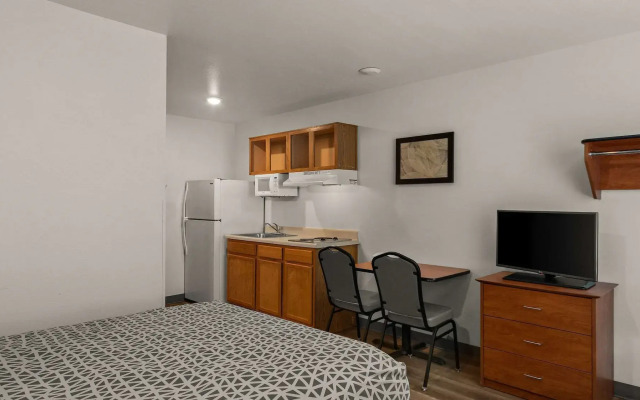WoodSpring Suites Evansville East