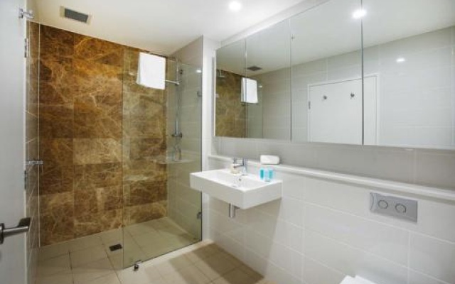 Moore to See - Modern and Spacious 3BR Zetland Apartment with Views over Moore Park – Bathroom – Sydney