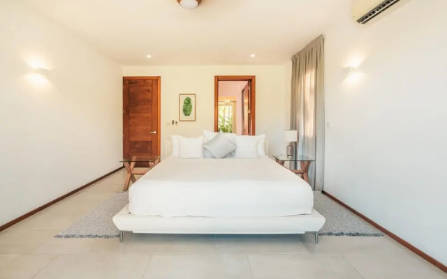 Luxury 6BR Villa w Pool Maid at Yarari