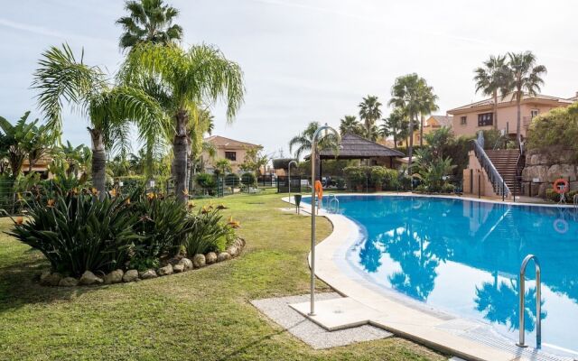 Peaceful Holiday Home in Sitio de Calahonda With Garden