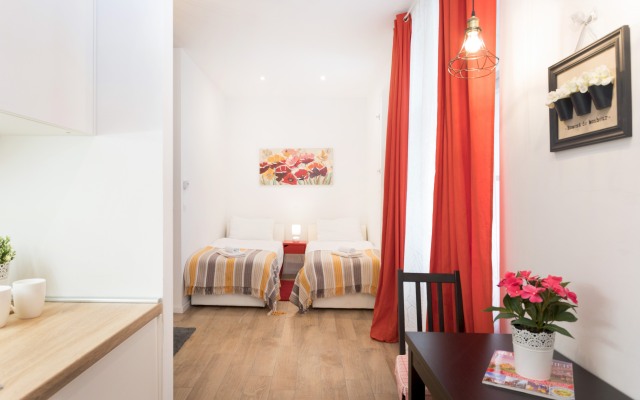 Cute Studio With Beautiful Balcony in the Center!