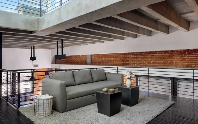 Skyline Lofts by Avantstay: a Multi-level Industrial-chic Retreat in Dtla With Rooftop Views, Soaring Ceilings & Steps to Dining, Music & Culture