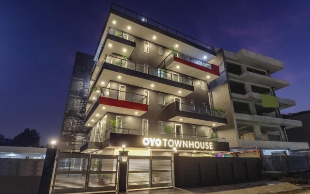OYO Townhouse 493 Hotel Tel One Stay Near Omaxe Celebration Mall