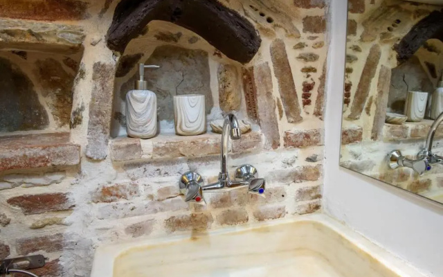 Lavrio stone house 5 min from the centre/port