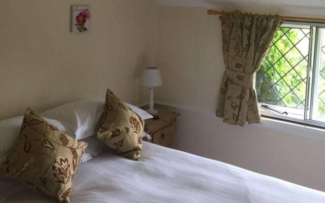 Greyhound Country Inn