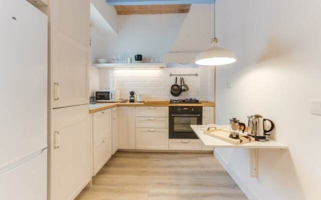 New! Bright 2 Bed Easily Connected to the Center