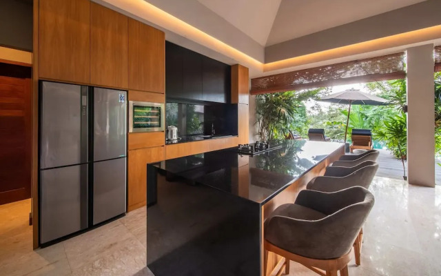 Astonishing Jungle Villa, 4 BR, Ubud With Staff