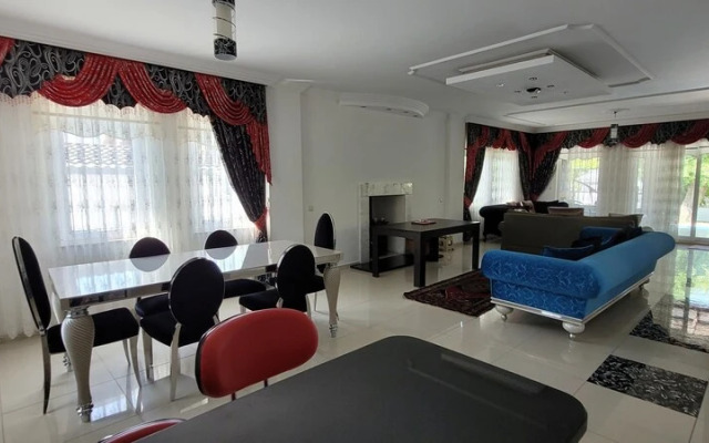 Immaculate 4-bed Villa With Large Garden and Pool