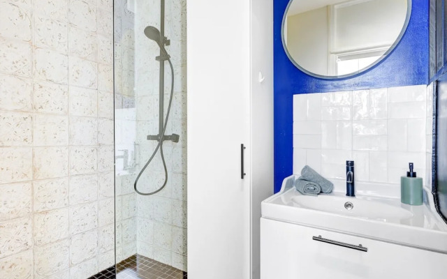 Bright 1BR Bastille Getaway - 4 Guests