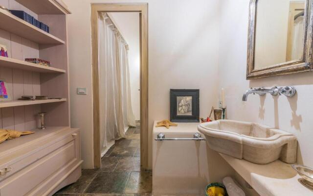 Velasquez Suite House