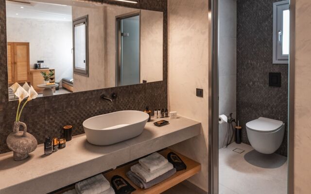 Almyra Oia Suites