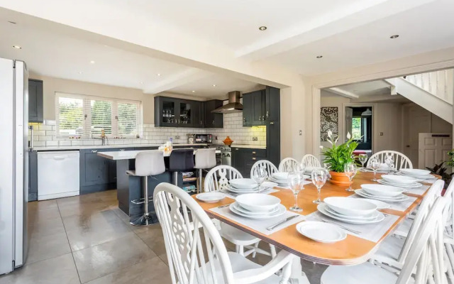 Spacious & Stylish Cotswold Family home