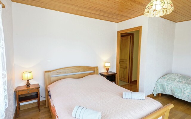 Spacious Villa in Concarneau with Swimming Pool