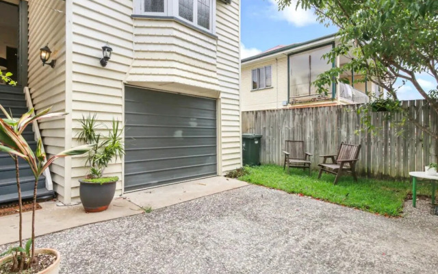 Lovely 2 Bedroom Terrace House in West End