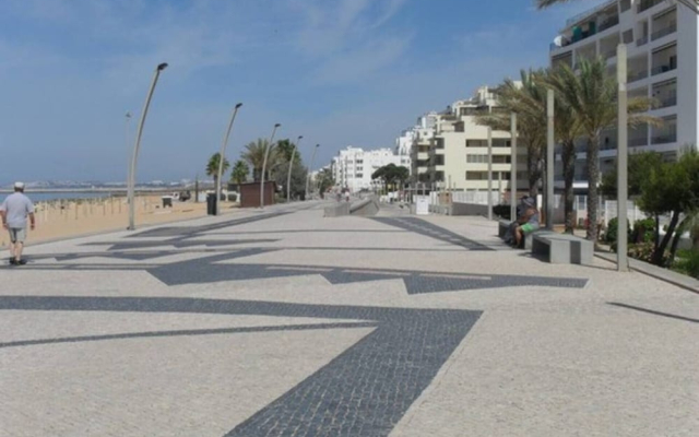 Quarteira 1-bed, Sleeps 4, Parking, 1 min to Beach