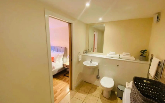 2 Bed 2 bath with Private Parking