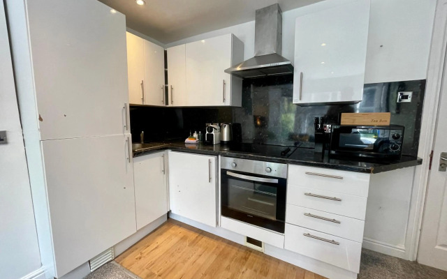 6 Person, 4 Bedroom Light, Warm & Modern Apartment