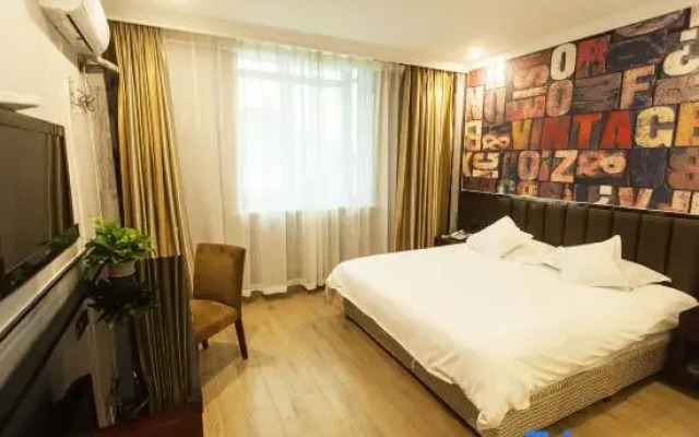 Qingmu Hotel (Zhenjiang Danyang Houxiang Central Street)