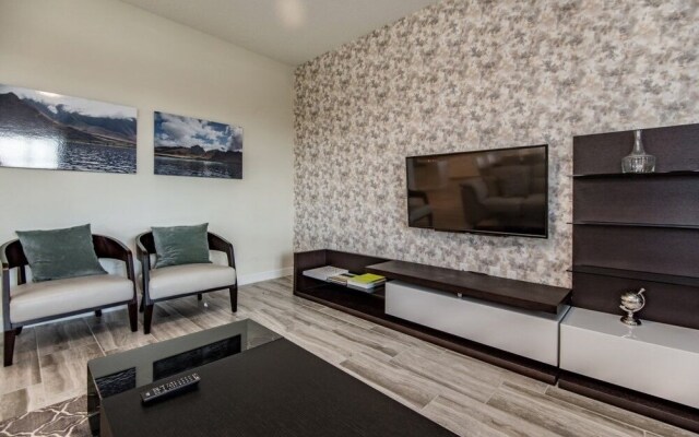 Amazing House! - Solterra - 5476SC