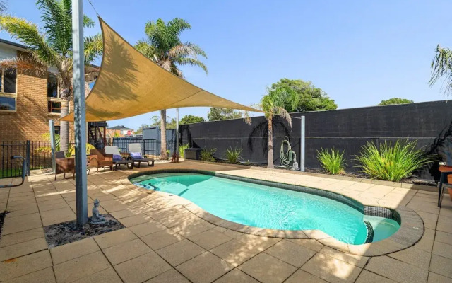 Spacious 4-bed Home 5-min From the Beach