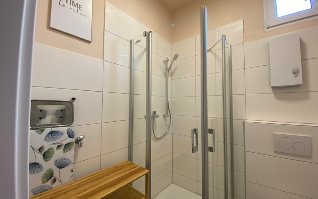 Apartment Sleeps 3 With Parking and Garden