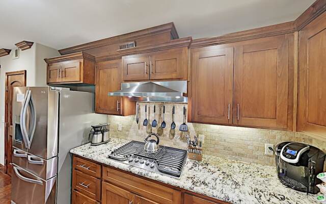 3987mant 3 Bedroom Condo