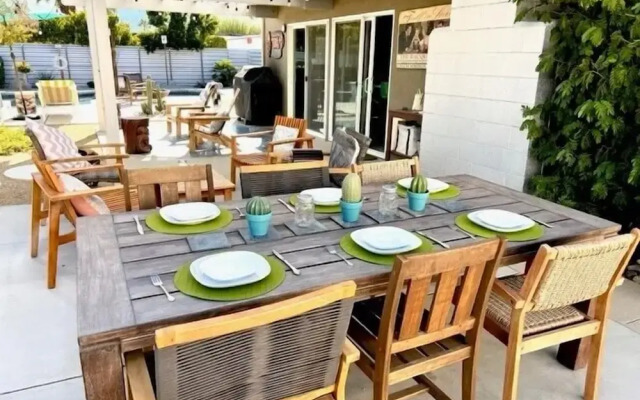Mid Century Ranch - Private Resort-style Pool!