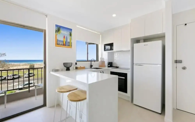 Beachfront Studio With Balcony & Stunning Views